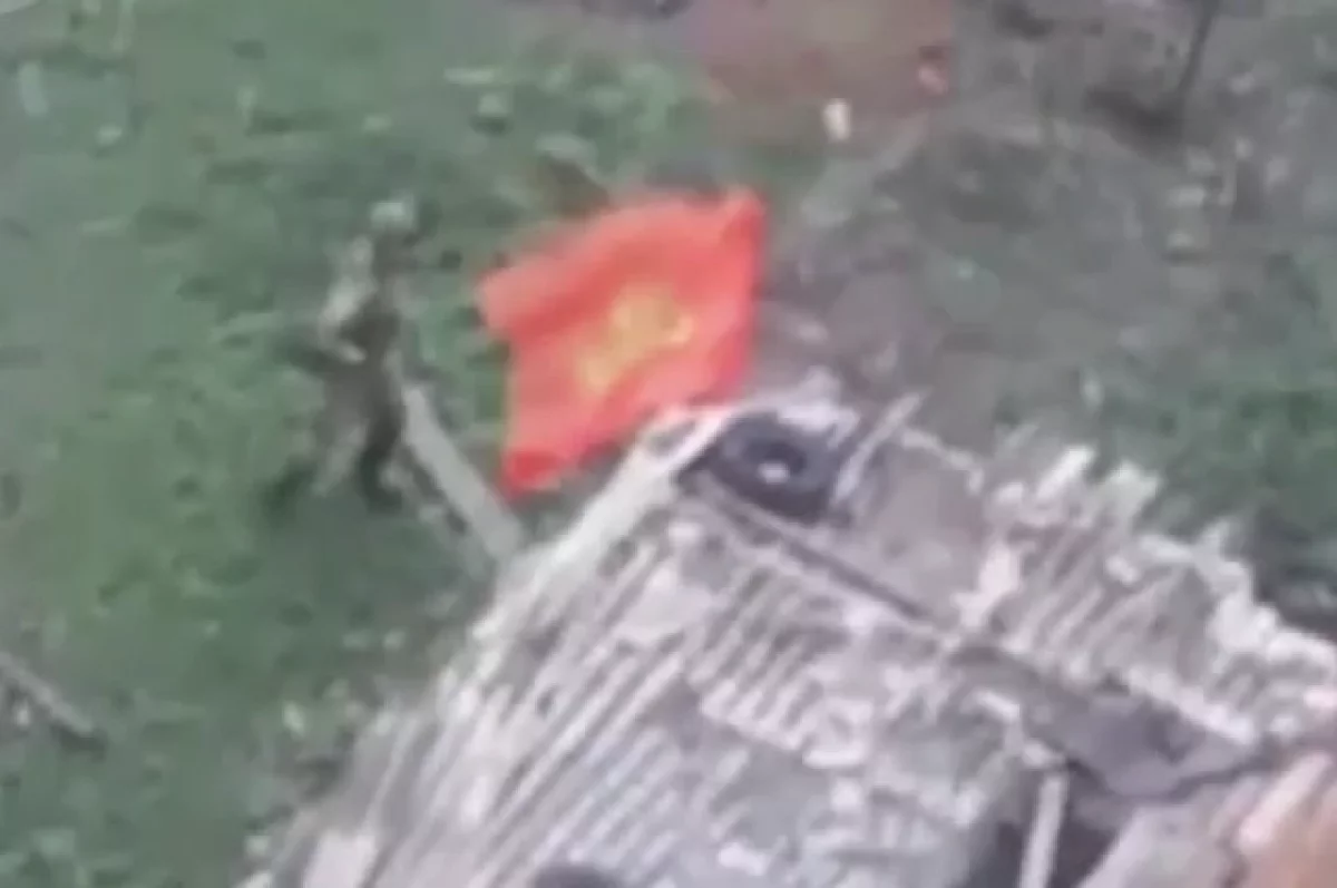 Российский боец под прицелом украинских БПЛА поднял флаг в центре Семеновки