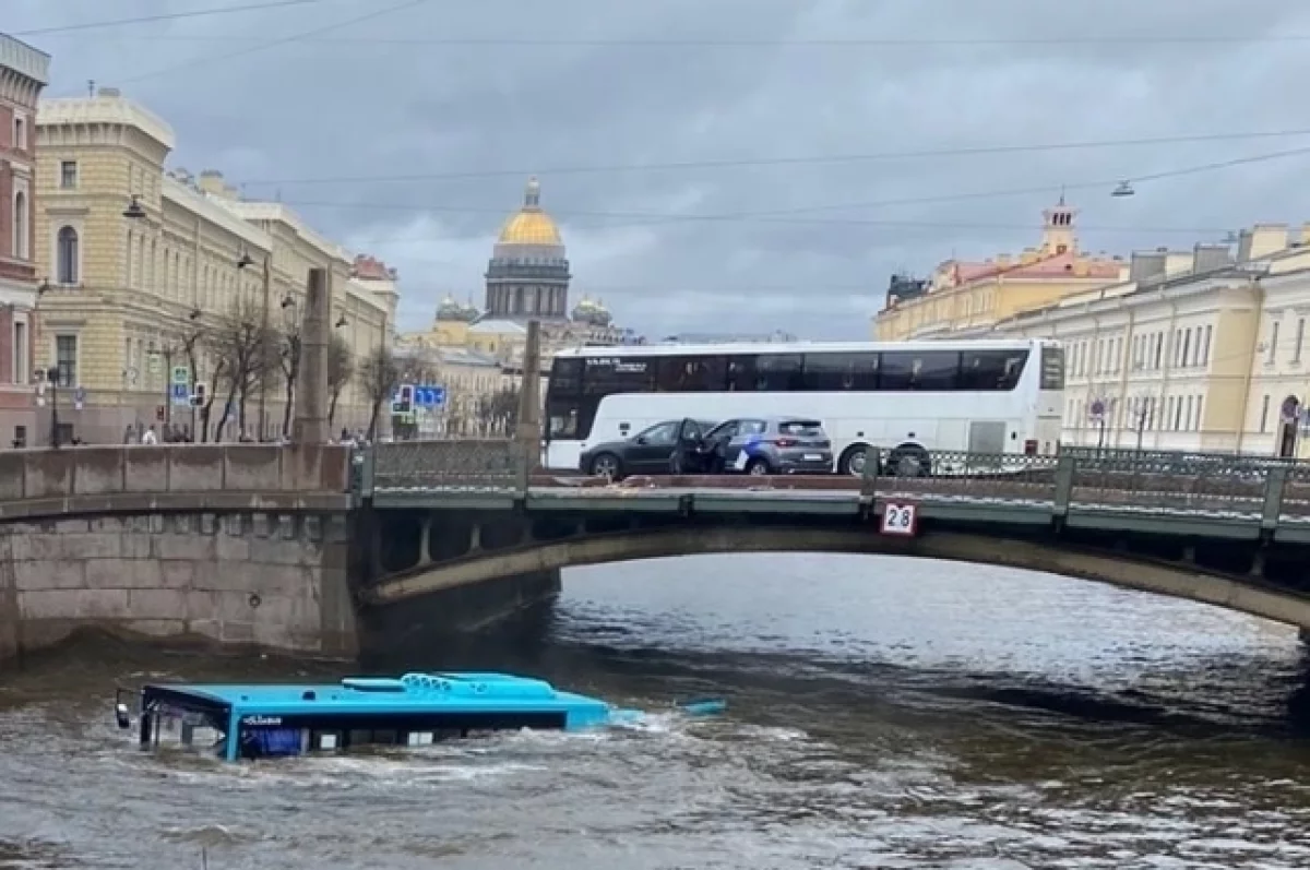 СК РФ изъял документацию компании, автобус которой упал в реку в Петербурге