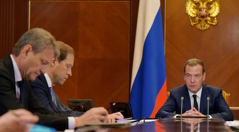 Медведев потребовал срочно составить точный список пострадавших дольщиков