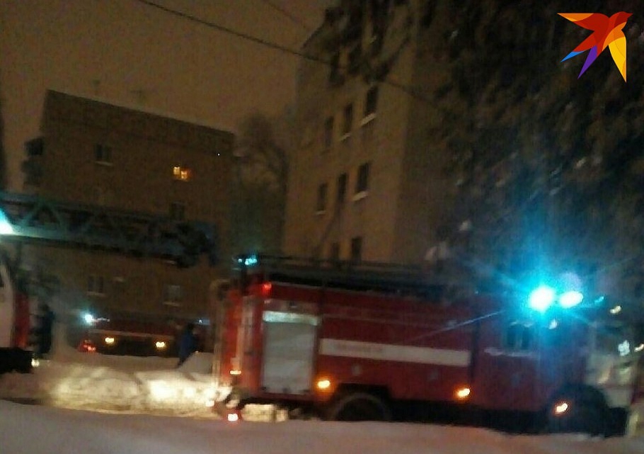 В Саратове из горящей пятиэтажки эвакуируют людей [фото]